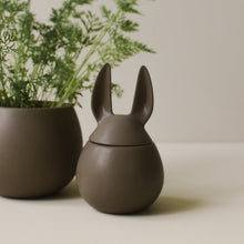 Lade das Bild in den Galerie-Viewer, DBKD Eating Rabbit Dust - Hasendose in 2 Größen