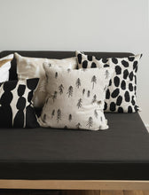 Lade das Bild in den Galerie-Viewer, FINE LITTLE DAY Kissenbezug Tall mit Tannenmotiv Natur