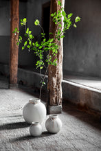 Lade das Bild in den Galerie-Viewer, ERNST Steingutvase rund in 3 Größen