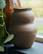 Lade das Bild in den Galerie-Viewer, HOUSE DOCTOR Vase Juno Camel in 2 Größen