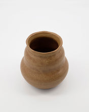 Lade das Bild in den Galerie-Viewer, HOUSE DOCTOR Vase Juno Camel in 2 Größen