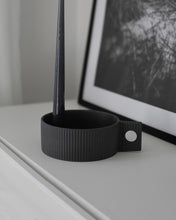 Lade das Bild in den Galerie-Viewer, STOREFACTORY Kerzenhalter Lidaby dark grey - klein