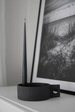 Lade das Bild in den Galerie-Viewer, STOREFACTORY Kerzenhalter Lidaby dark grey - klein