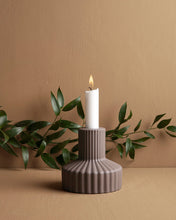 Lade das Bild in den Galerie-Viewer, STOREFACTORY Kerzenhalter Samset braun