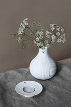 Lade das Bild in den Galerie-Viewer, STOREFACTORY Tveta Teelichthalter weiß in 2 Größen