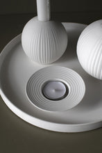 Lade das Bild in den Galerie-Viewer, STOREFACTORY Tveta Teelichthalter weiß in 2 Größen