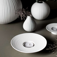 Lade das Bild in den Galerie-Viewer, STOREFACTORY Tveta Teelichthalter weiß in 2 Größen