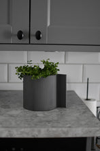 Lade das Bild in den Galerie-Viewer, STOREFACTORY Vassunda Blumentopf dark grey