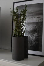 Lade das Bild in den Galerie-Viewer, STOREFACTORY Vassunda Vase dark grey