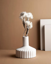 Lade das Bild in den Galerie-Viewer, STOREFACTORY Vase Samset White
