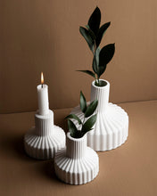 Lade das Bild in den Galerie-Viewer, STOREFACTORY Vase Samset White
