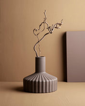 Lade das Bild in den Galerie-Viewer, STOREFACTORY Vase Samset Braun