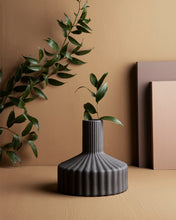 Lade das Bild in den Galerie-Viewer, STOREFACTORY Vase Samset Dark Grey