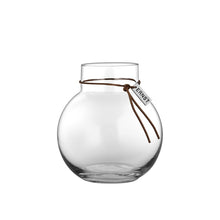 Lade das Bild in den Galerie-Viewer, ERNST Glasvase rund mit Lederband in 3 Größen