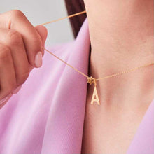 Lade das Bild in den Galerie-Viewer, DESIGN LETTERS Buchstabenanhänger A-Z Gelbgold 16 mm