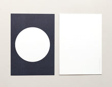 Lade das Bild in den Galerie-Viewer, PERLENFISCHER Postkartenset Dot Dunkelblau