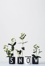 Lade das Bild in den Galerie-Viewer, DESIGN LETTERS Porzellan Becher A-Z black