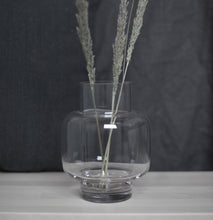 Lade das Bild in den Galerie-Viewer, STOREFACTORY Aspliden Glasvase klein