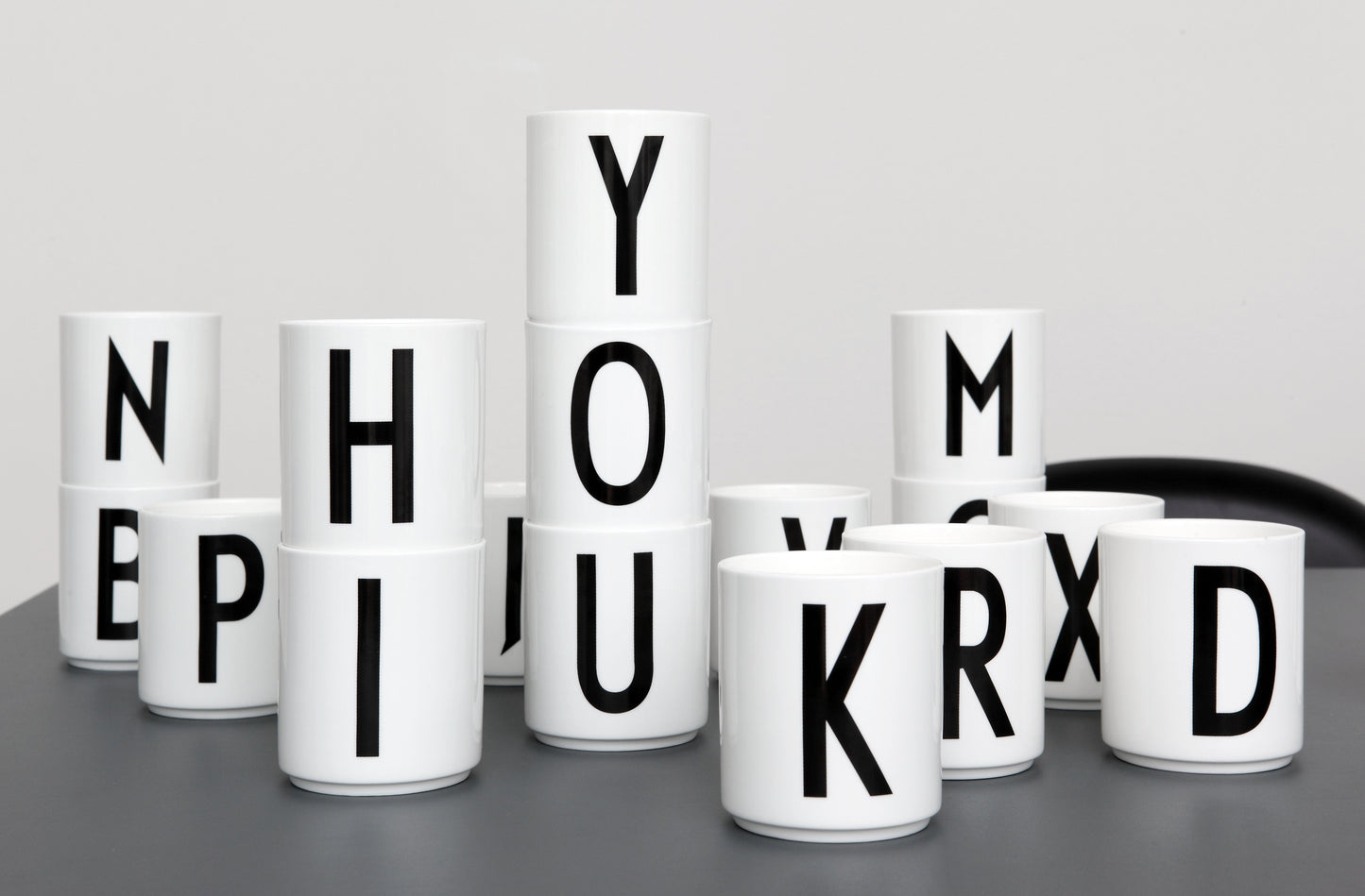 DESIGN LETTERS Porzellan Becher A-Zz