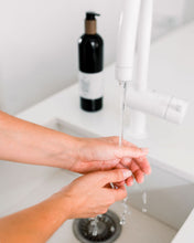 Lade das Bild in den Galerie-Viewer, LEEFF Handseife Hello there handsome - Fabolous Fig