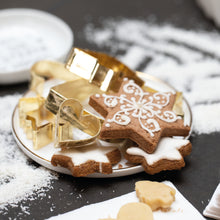 Lade das Bild in den Galerie-Viewer, RAEDER DESIGN Keksausstecher Tanne Wintergenuss