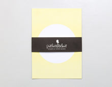 Lade das Bild in den Galerie-Viewer, PERLENFISCHER Postkartenset Dot Soft Zitrone