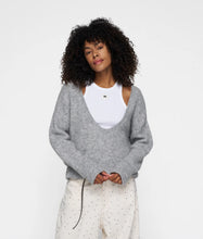 Lade das Bild in den Galerie-Viewer, 10 DAYS AMSTERDAM Deep Neck Sweater Grey
