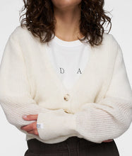 Lade das Bild in den Galerie-Viewer, 10DAYS AMSTERDAM Cropped Knit Cardigan Ecru
