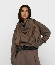 Lade das Bild in den Galerie-Viewer, 10DAYS AMSTERDAM Schal Love on top Moonrock
