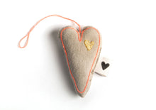 Lade das Bild in den Galerie-Viewer, GOOD OLD FRIENDS Herzstoff Anhänger mit verschiedenen Motiven
