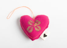 Lade das Bild in den Galerie-Viewer, GOOD OLD FRIENDS Herzstoff Anhänger mit verschiedenen Motiven
