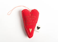 Lade das Bild in den Galerie-Viewer, GOOD OLD FRIENDS Herzstoff Anhänger mit verschiedenen Motiven
