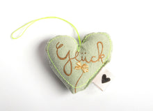 Lade das Bild in den Galerie-Viewer, GOOD OLD FRIENDS Herzstoff Anhänger mit verschiedenen Motiven
