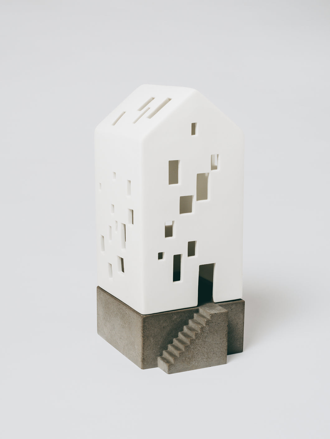 RAEDER DESIGN Lichthaus kleines Apartmenthaus mit Betonsockel