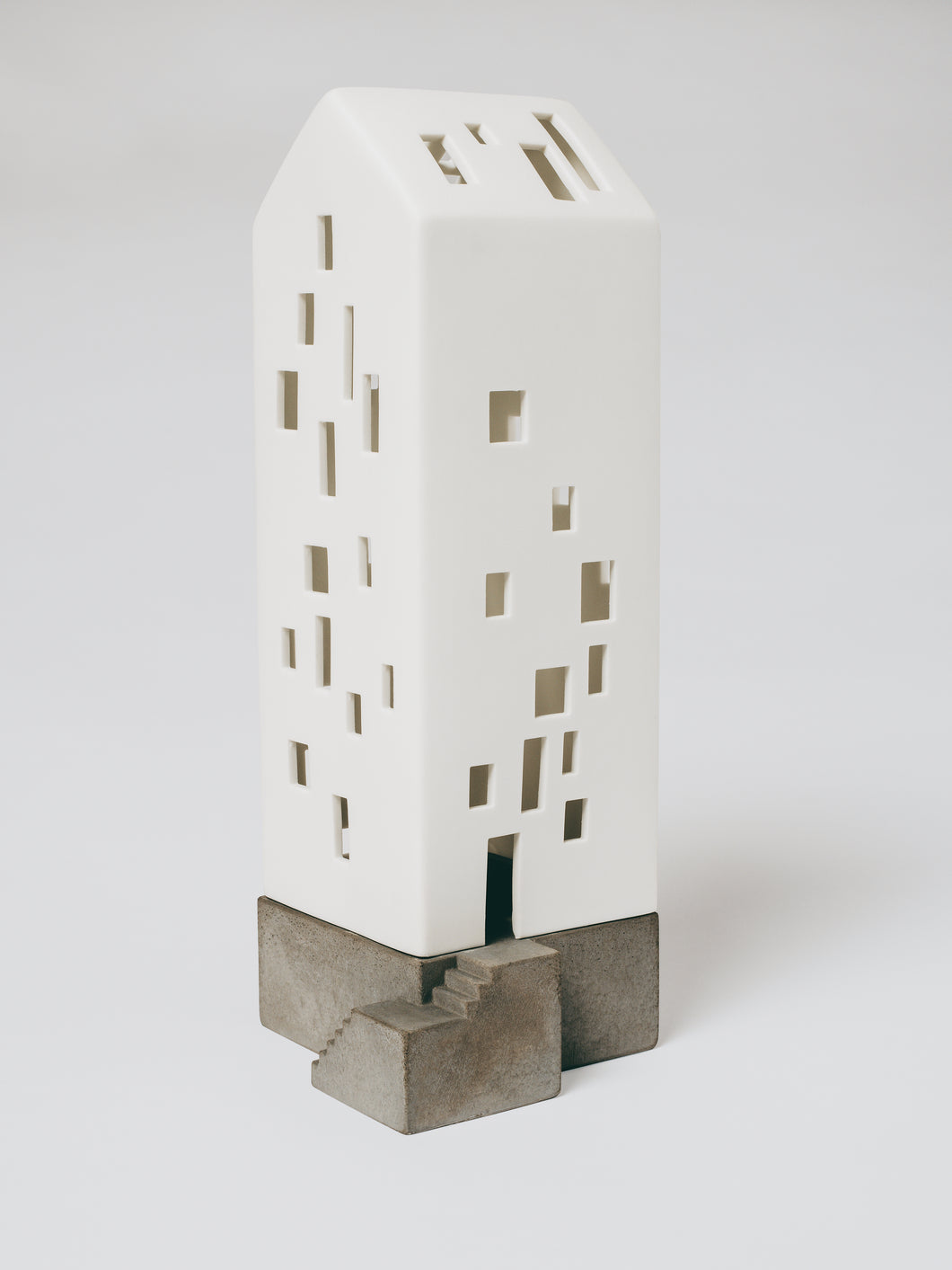 RAEDER DESIGN Lichthaus Apartmenthaus mit Betonsockel