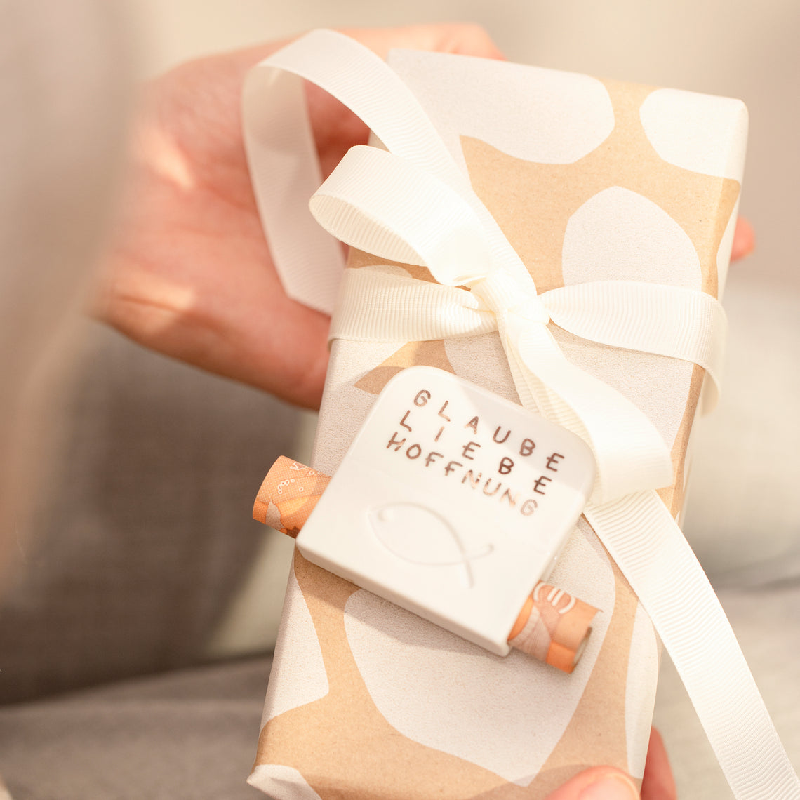 RAEDER DESIGN Kleine Aufmerksamkeit. Glaube. Liebe. Hoffnung