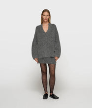 Lade das Bild in den Galerie-Viewer, 10DAYS AMSTERDAM V-Neck Hairy Knit Sweater
