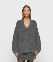 Lade das Bild in den Galerie-Viewer, 10DAYS AMSTERDAM V-Neck Hairy Knit Sweater

