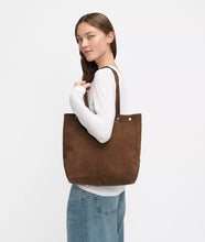 Lade das Bild in den Galerie-Viewer, LIEBESKIND BERLIN Rive Tote L Veloursleder Cognac
