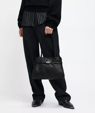 Lade das Bild in den Galerie-Viewer, LIEBESKIND BERLIN Nori Satchel M Black
