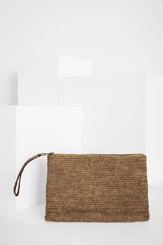 IBELIV Clutch Ampy aus Raffia - Dark Tea
