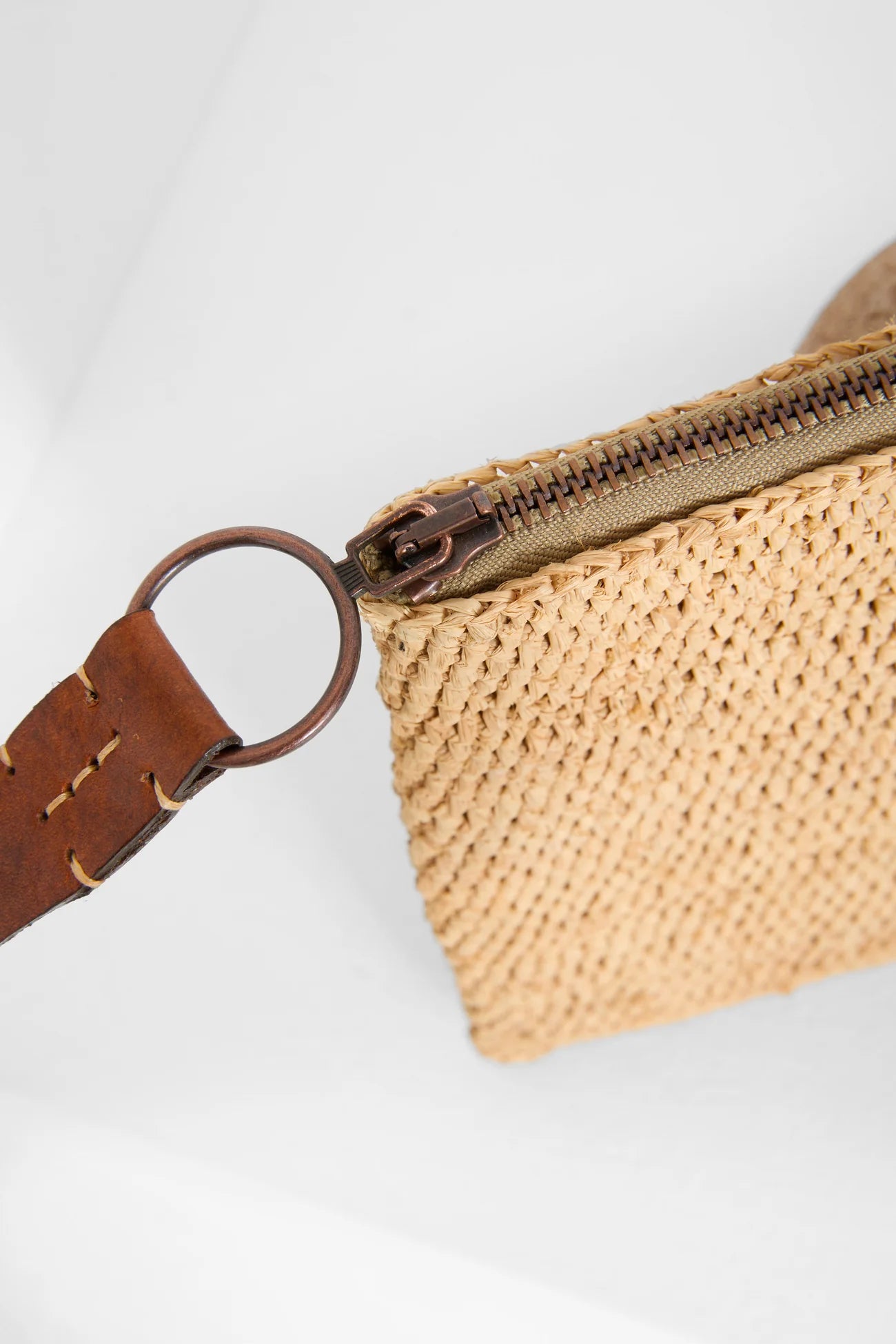 IBELIV Clutch Ampy aus Raffia - Tea