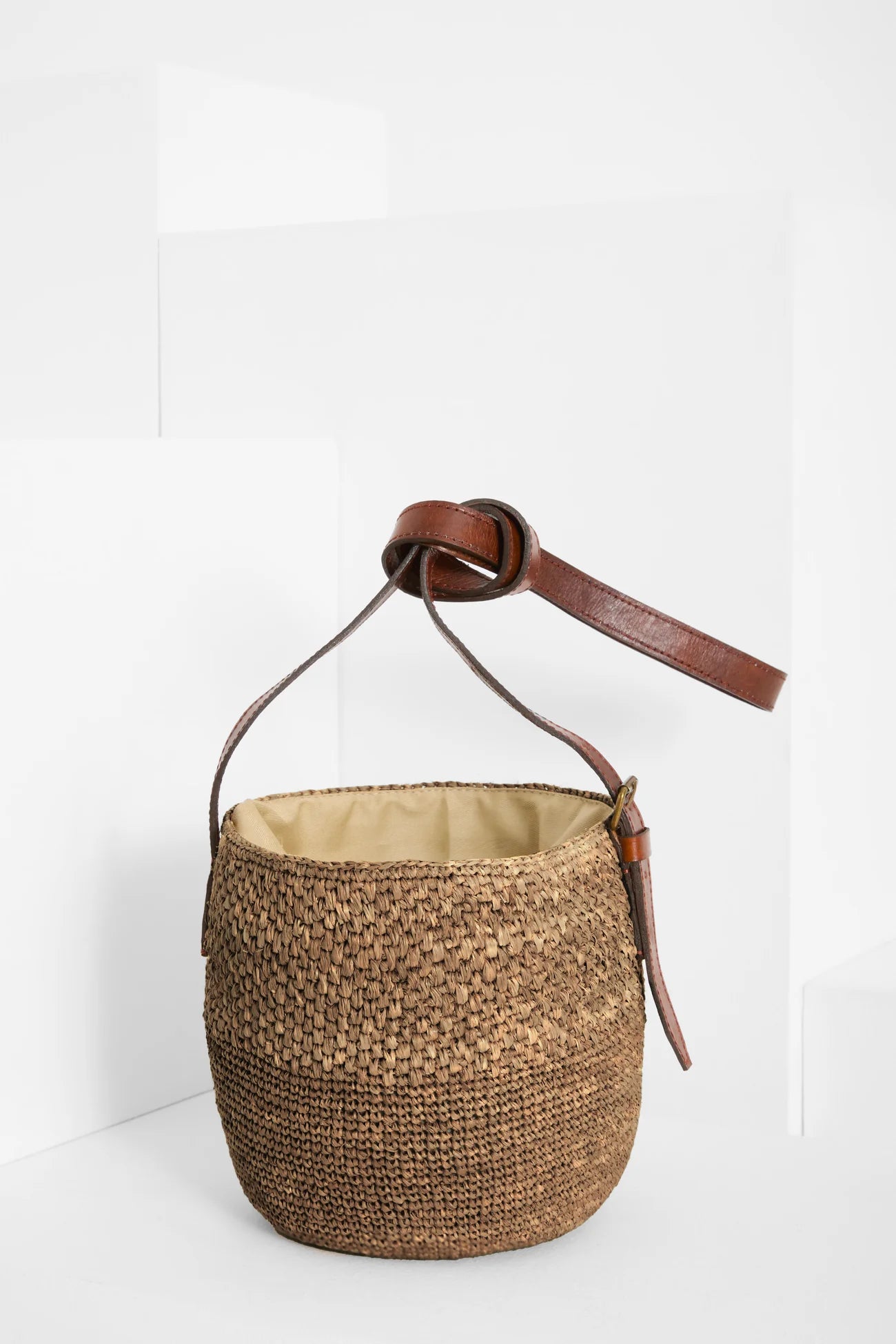 IBELIV Bag Maika aus Raffia - Dark Tea