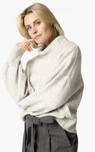 Lade das Bild in den Galerie-Viewer, AIMEE THE LABEL Pullover MatteoA Light Grey
