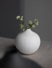 Lade das Bild in den Galerie-Viewer, STOREFACTORY Fröbacken Vase Medium white
