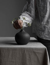 Lade das Bild in den Galerie-Viewer, STOREFACTORY Fröbacken Vase Medium dark grey
