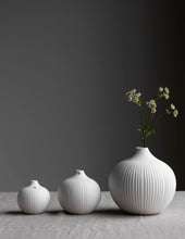 Lade das Bild in den Galerie-Viewer, STOREFACTORY Fröbacken Vase Medium white

