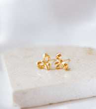 Lade das Bild in den Galerie-Viewer, SYSTER P Rosie Ohrstecker Gelbgold
