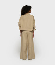 Lade das Bild in den Galerie-Viewer, 10DAYS AMSTERDAM Oversized Cropped Shirt Earth
