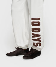 Lade das Bild in den Galerie-Viewer, 10DAYS AMSTERDAM Bar Jogger Fleece
